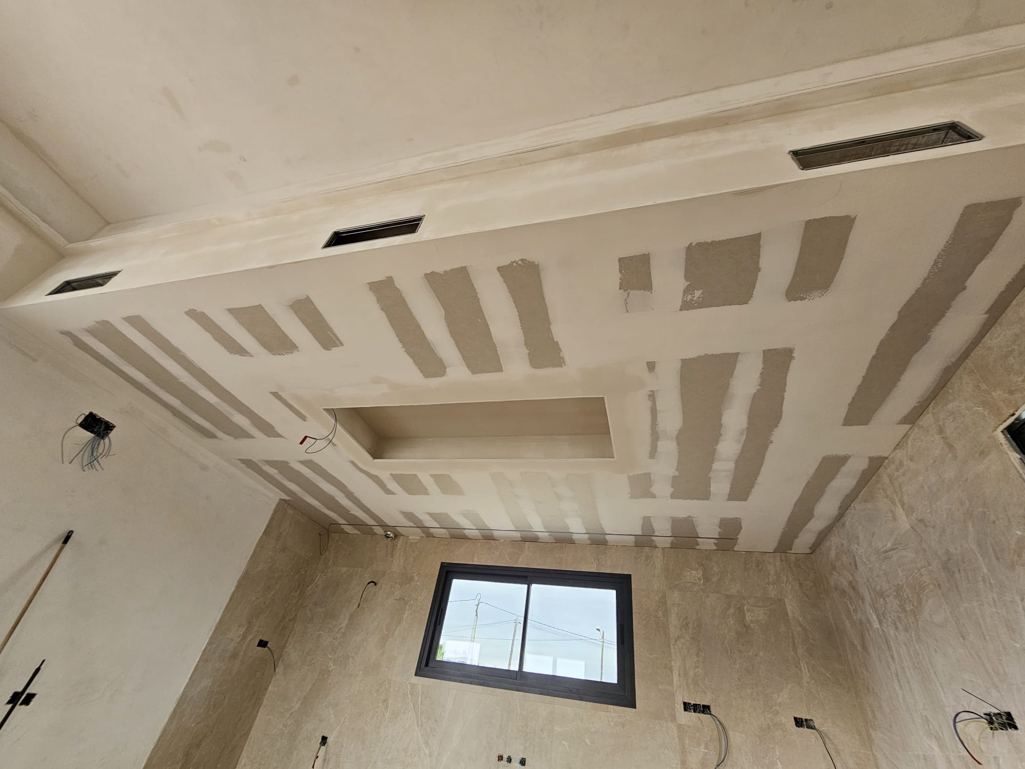 Interior moderno en proceso de reforma